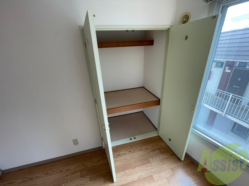 収納　収納を開けてみました。奥行きがありますね。