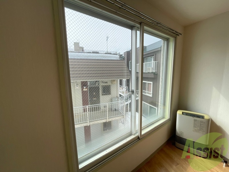 バルコニー　広々とした窓があるのでお部屋の中が明るくなりますね！