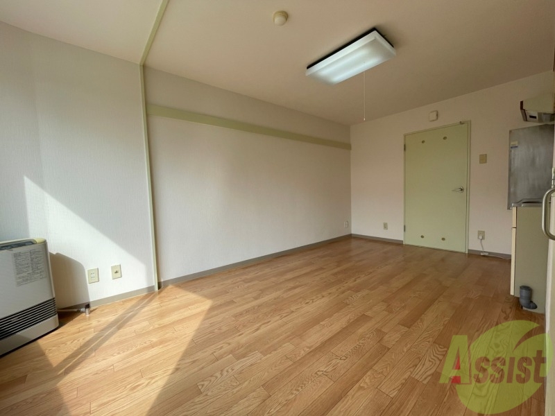 居室・リビング　７帖の洋室です。広々として、きれいですね。