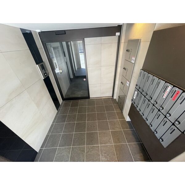 エントランス　エントランスに宅配ボックス完備で安心♪