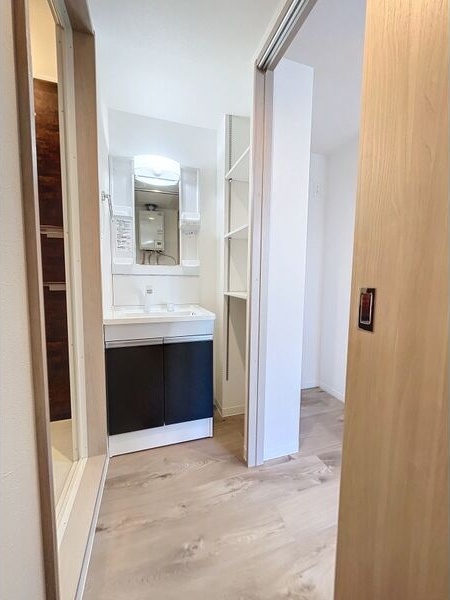 洗面設備　朝の身支度に便利な洗面台です♪