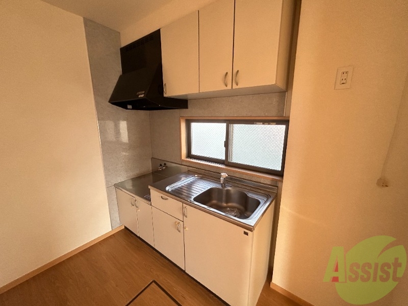 キッチン　キッチンは部屋と分かれています。シンプルなつくりですね。