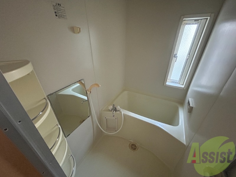 バス・シャワールーム　落ち着いたデザインの浴室。ゆったりできそうです。