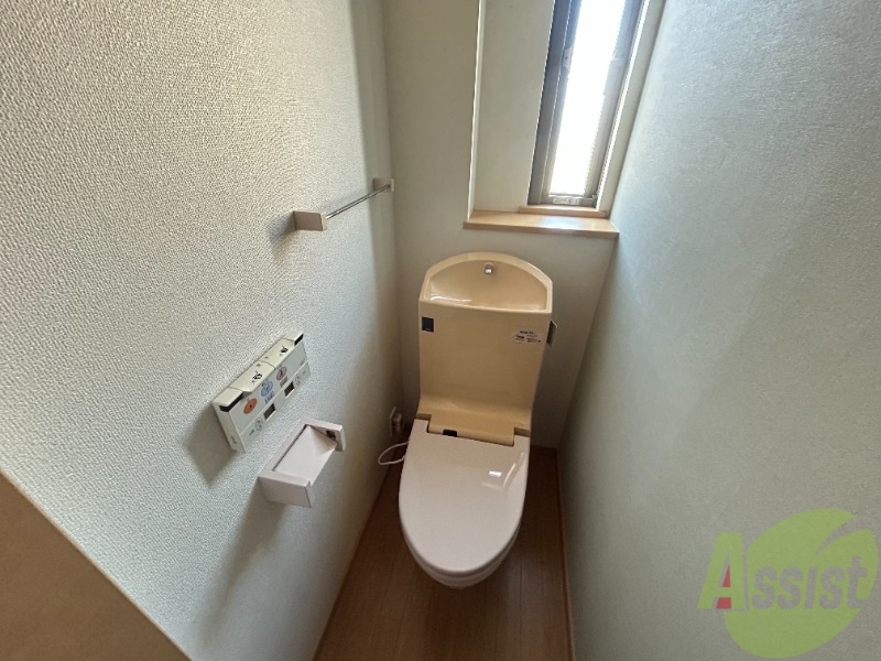 トイレ　トイレはウォシュレット機能付きです。安心して使用できますね。