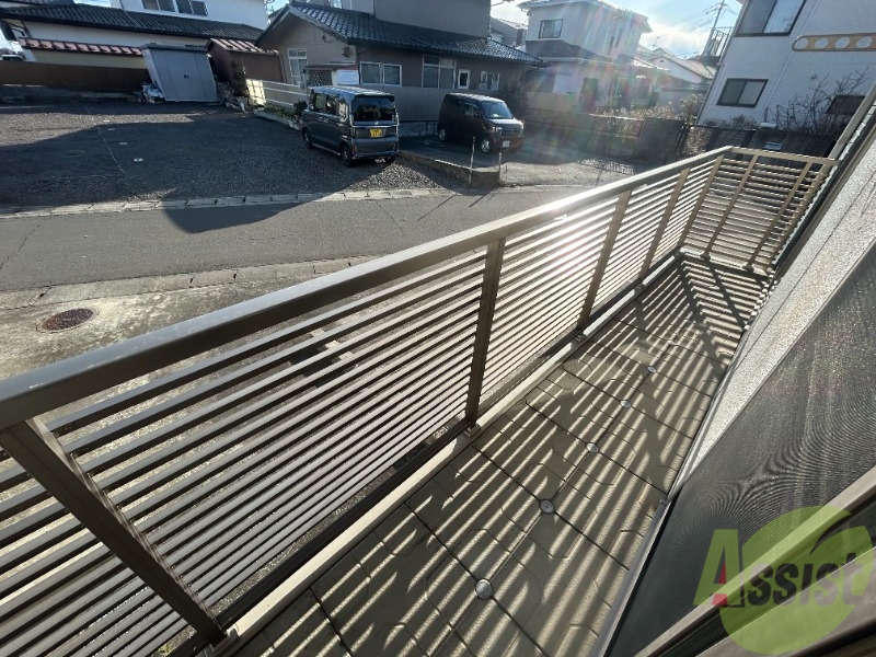 バルコニー　バルコニーは南向きです。暖かい日差しが望めそうですね。