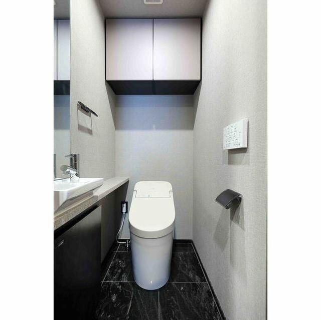 トイレ　落ち着いた色調のトイレです