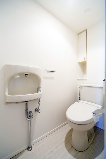 トイレ　※写真は同タイプ住戸です。