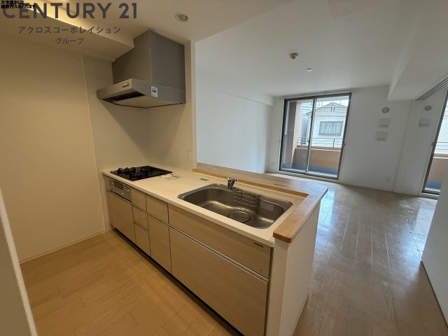 キッチン　システムキッチンはガスコンロ3口です！