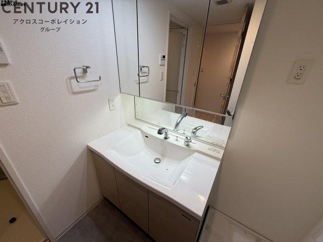 洗面設備　三面鏡付きの洗面化粧台あり☆