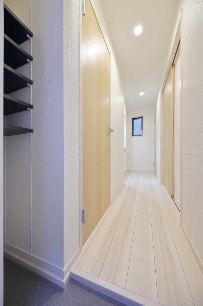 玄関　202号室の写真を引用