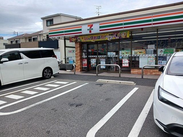 コンビニ　セブンイレブン（コンビニ）まで300m