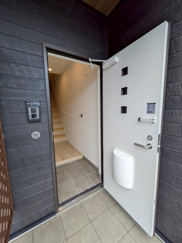 玄関　※同タイプの写真となります。