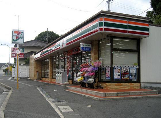 コンビニ　セブンイレブン広島戸坂南店（コンビニ）まで607m