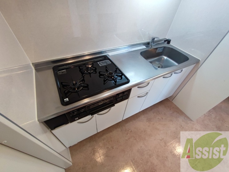 キッチン　３口システムキッチンですのですぐにお料理に使えます！