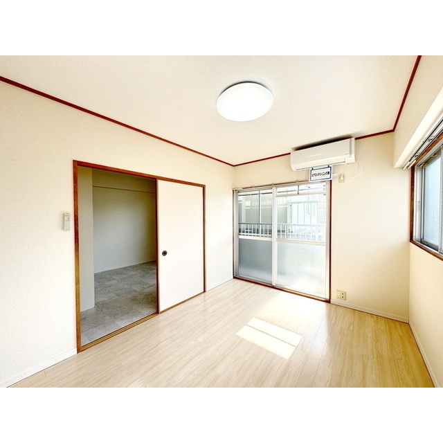 居室・リビング　窓が多く光を取り込める空間