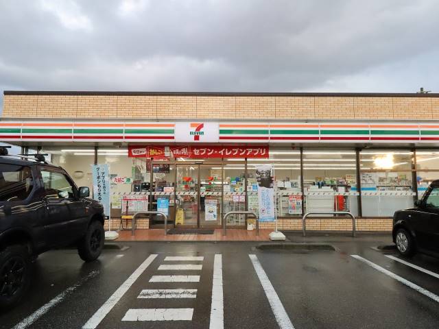 コンビニ　セブンイレブン（コンビニ）まで530m