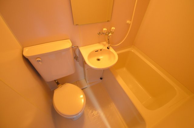 バス・シャワールーム　シンプルなユニットバスです☆