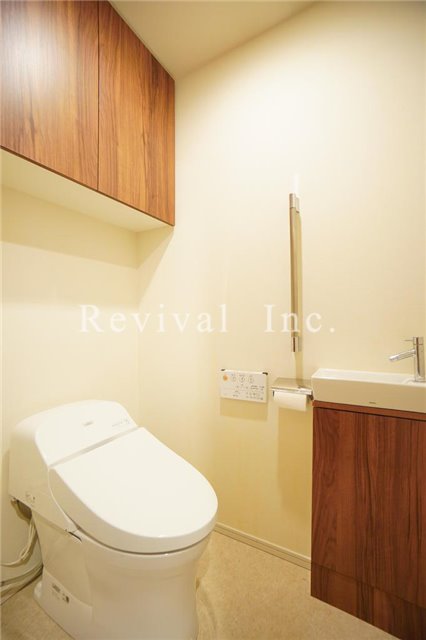 トイレ　タンクレスウォシュレットトイレです