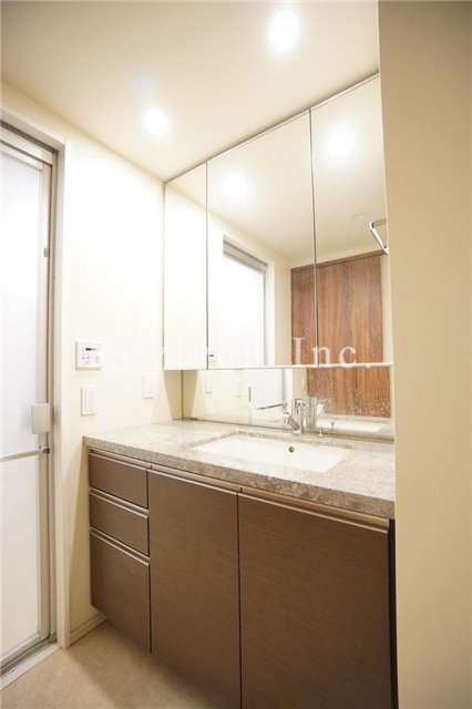 洗面設備　身だしなみチェックに欠かせない三面鏡付きの独立洗面台