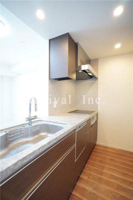 キッチン　広々として使いやすい3口IHキッチン