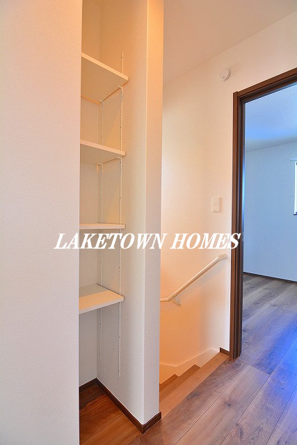 その他部屋・スペース　２階廊下に収納棚があります。