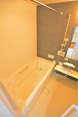 バス・シャワールーム　追い焚き＆浴室換気乾燥機付の浴室です。