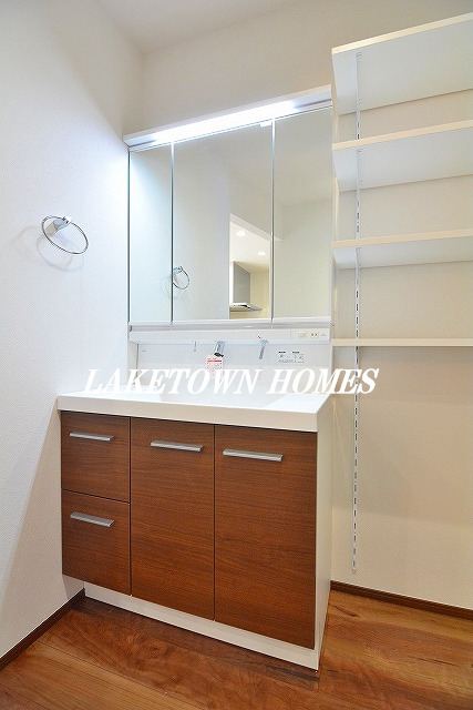 洗面設備　三面鏡の洗髪洗面化粧台です。