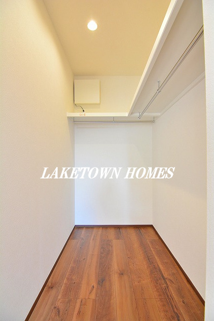 収納　西側洋室のウォークインクローゼットです。