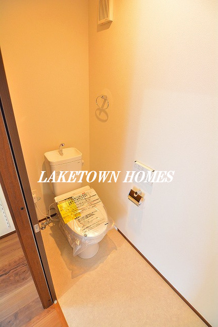 トイレ　１階・温水洗浄暖房便座付のトイレです。