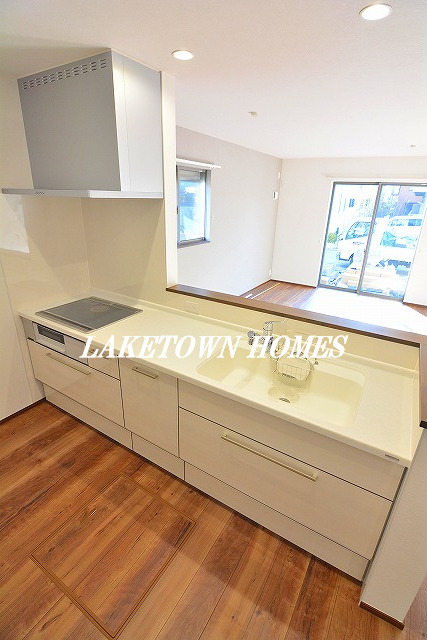 キッチン　３口グリル付の対面式のシステムキッチンです。