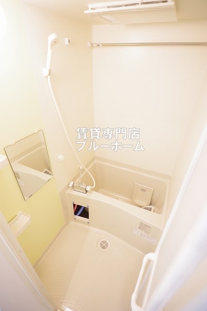 バス・シャワールーム　浴室乾燥機付きバスルーム！