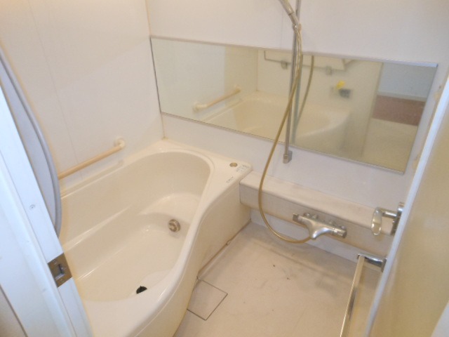 バス・シャワールーム　浴室乾燥機・追焚機能付き♪