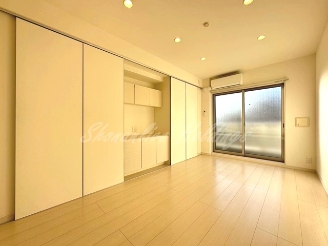 居室・リビング　壁面収納付きのリビング♪