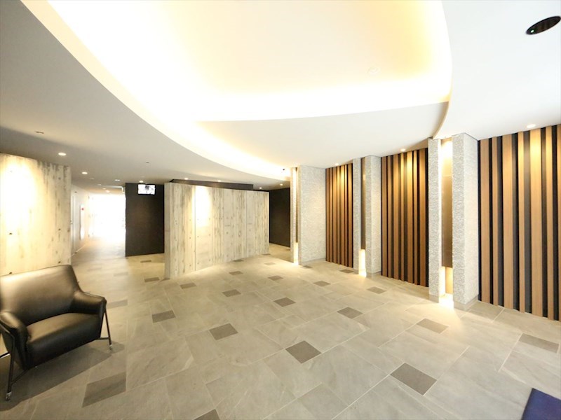 エントランス　エントランス　オートロック付　防犯カメラ有り