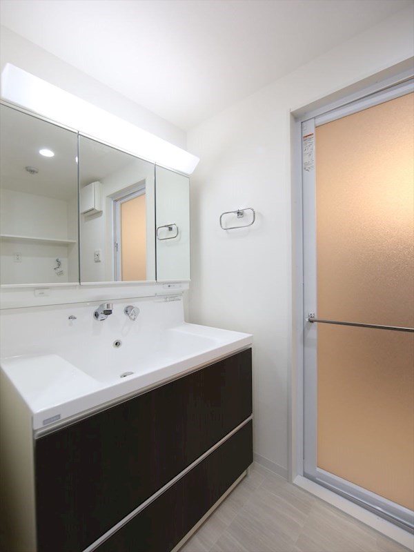 洗面設備　脱衣所　独立洗面台（シャンプードレッサー付）収納スペース有