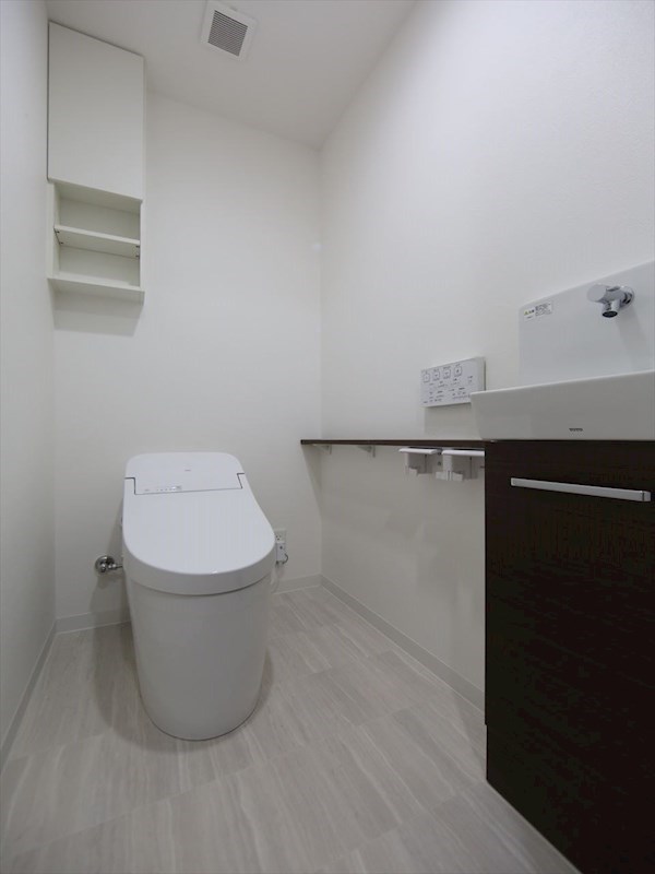 トイレ　温水洗浄暖房便座付トイレ