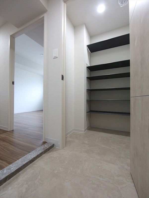 玄関　玄関　シューズクローク付（収納充実してます）