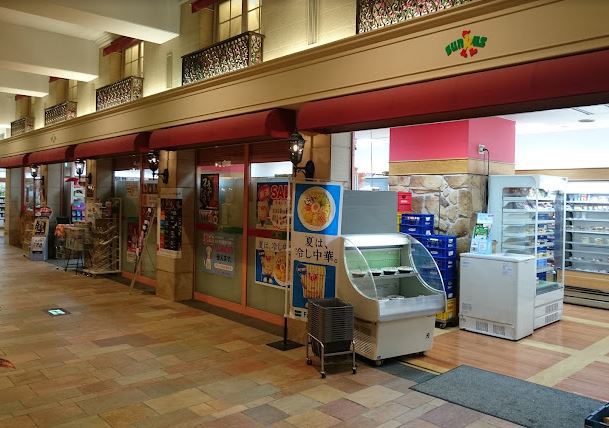 コンビニ　ファミリーマート オペラシティサンクンガーデン店（コンビニ）まで388m