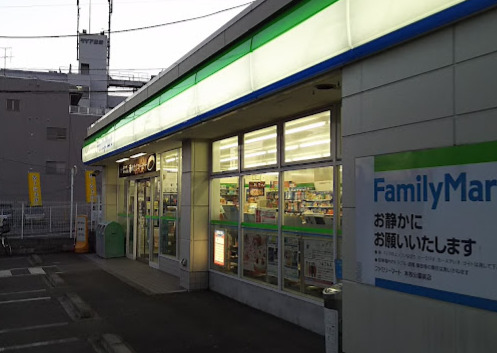 コンビニ　ファミリーマート（コンビニ）まで673m