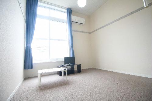 居室・リビング　備品や設備仕様は号室等により異なります現地をご確認ください。