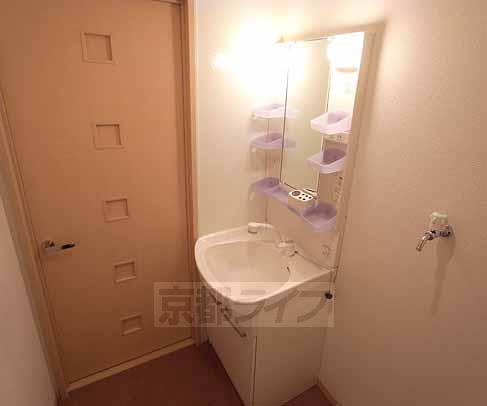 洗面設備　シャンプードレッサ付独立洗面台です。