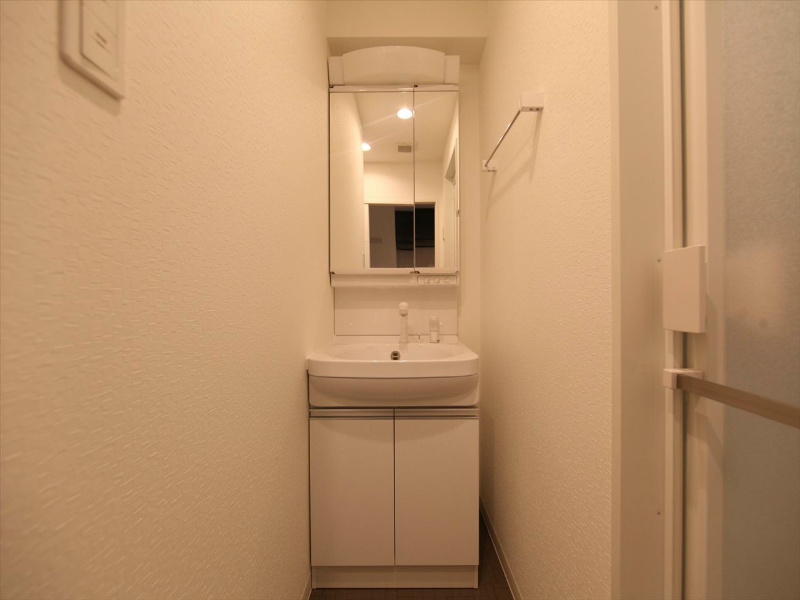 洗面設備　脱衣所　独立洗面台（シャンプードレッサー付）収納スペース有