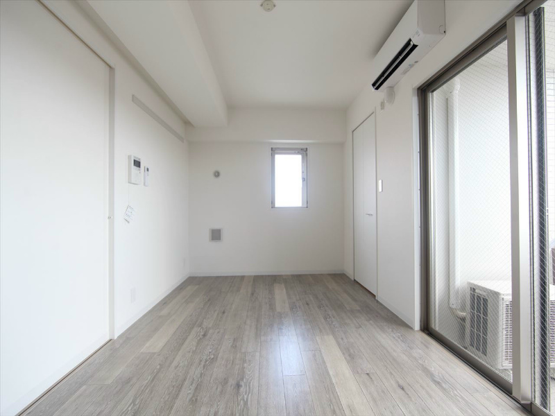 バルコニー　洋室7.3帖　南面バルコニー　2面採光　エアコン完備