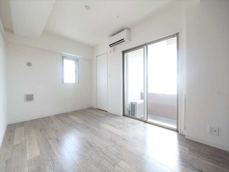 居室・リビング　洋室7.3帖　南面バルコニー　2面採光　エアコン完備