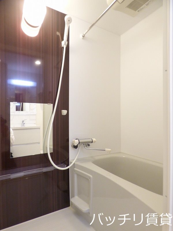 バス・シャワールーム　別号室タイプの為、現状を優先致します。