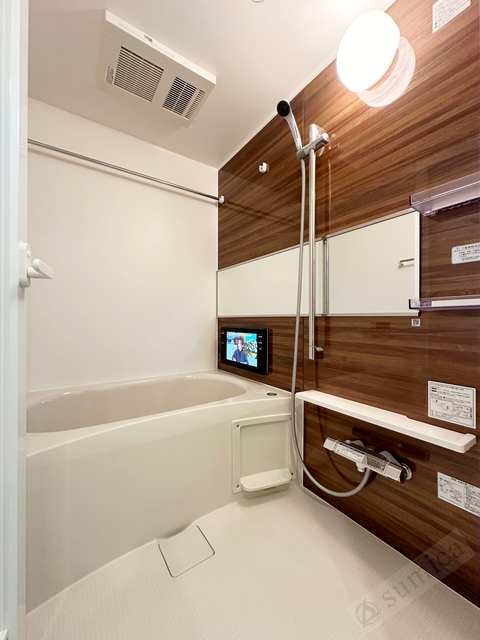 バス・シャワールーム　同施工写真です　階数により内装色が異なります