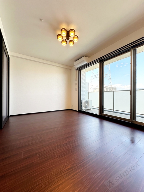 バルコニー　同施工写真です　階数により内装色が異なります