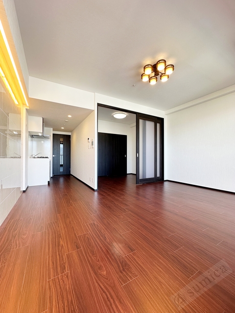 居室・リビング　同施工写真です　階数により内装色が異なります