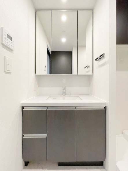 洗面設備　★三面鏡付き独立洗面台