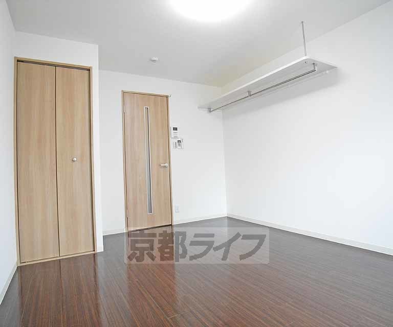 その他部屋・スペース　シックなフローリングです。